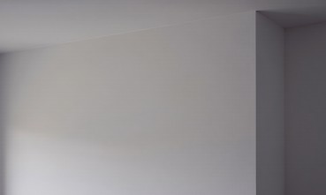 各種油漆刷具和保護工具，確保施工品質